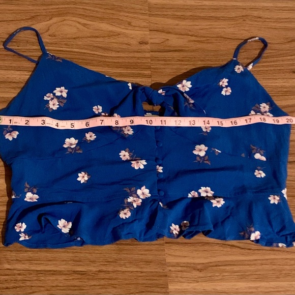 American Eagle Blue floral blouse - Picture 5 of 9